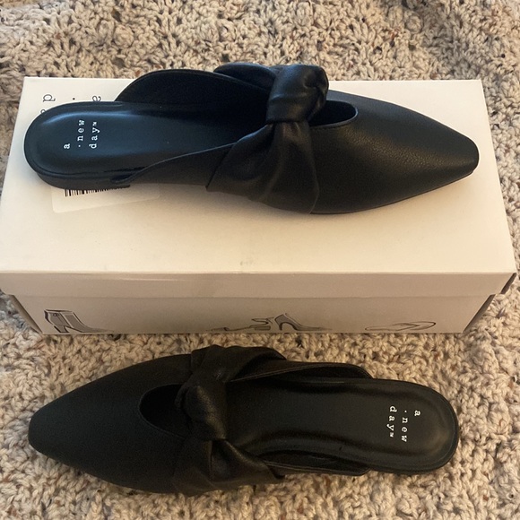*SOLD* NEW Loretta Flats ~ Black Slip on Mules ~ Size 8 - Picture 4 of 8